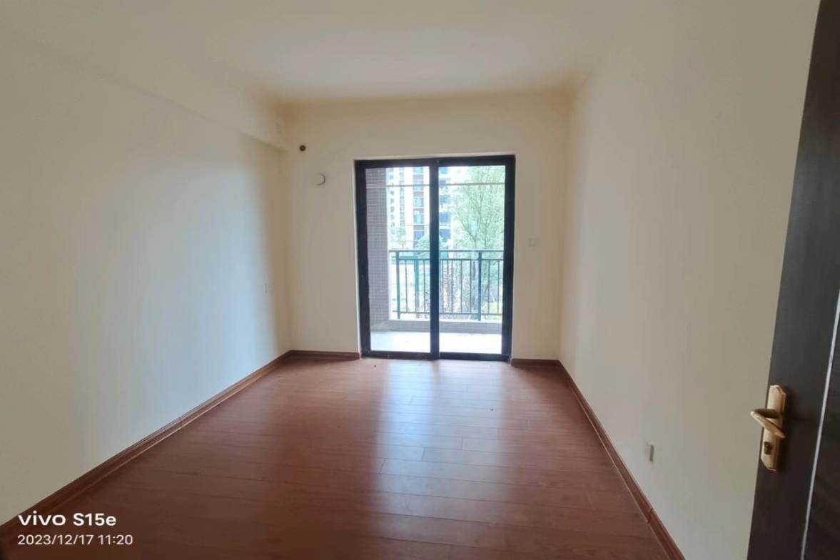 碧桂园豪园-二期  3室2厅2卫    90.8万客厅