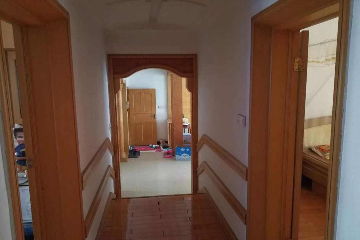 红湘北路37号市委老干局家属房  4室2厅2卫    1700.0元/月室内图