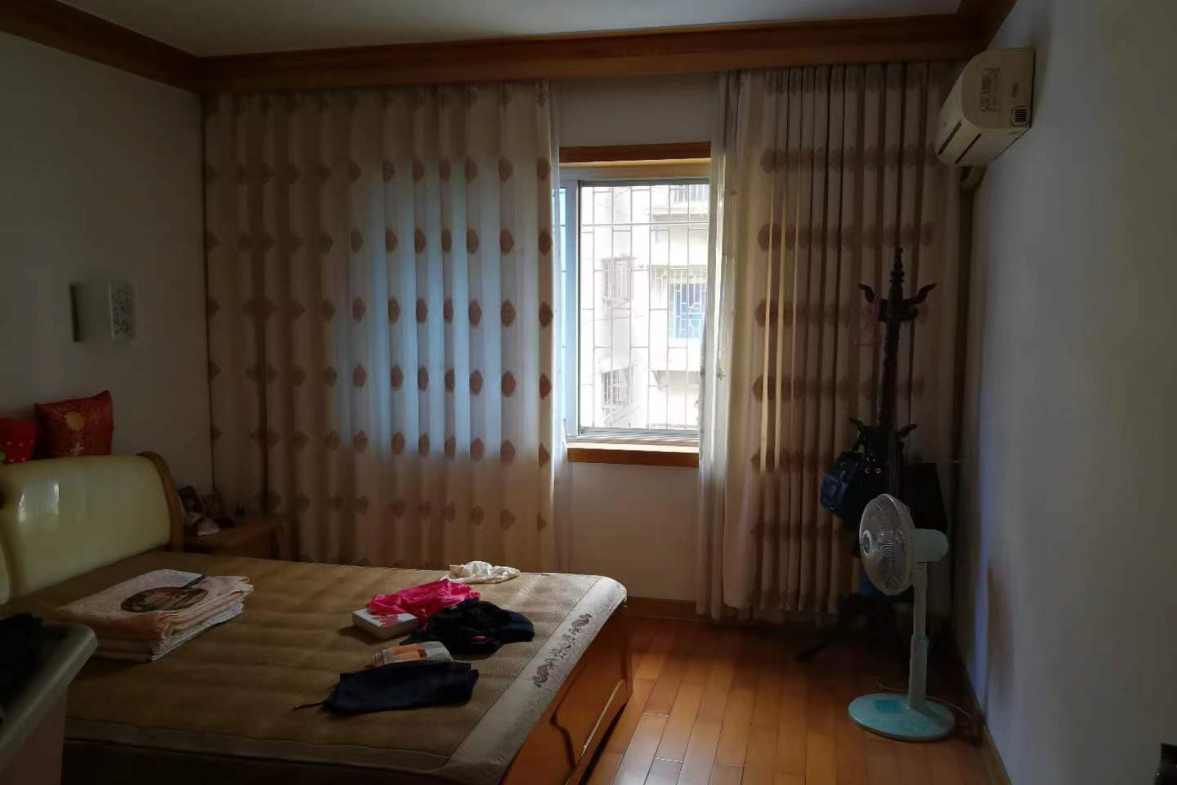 红湘北路37号市委老干局家属房  4室2厅2卫    1700.0元/月室内图