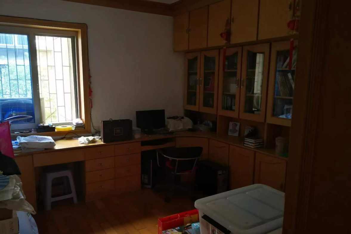 红湘北路37号市委老干局家属房  4室2厅2卫    1700.0元/月室内图