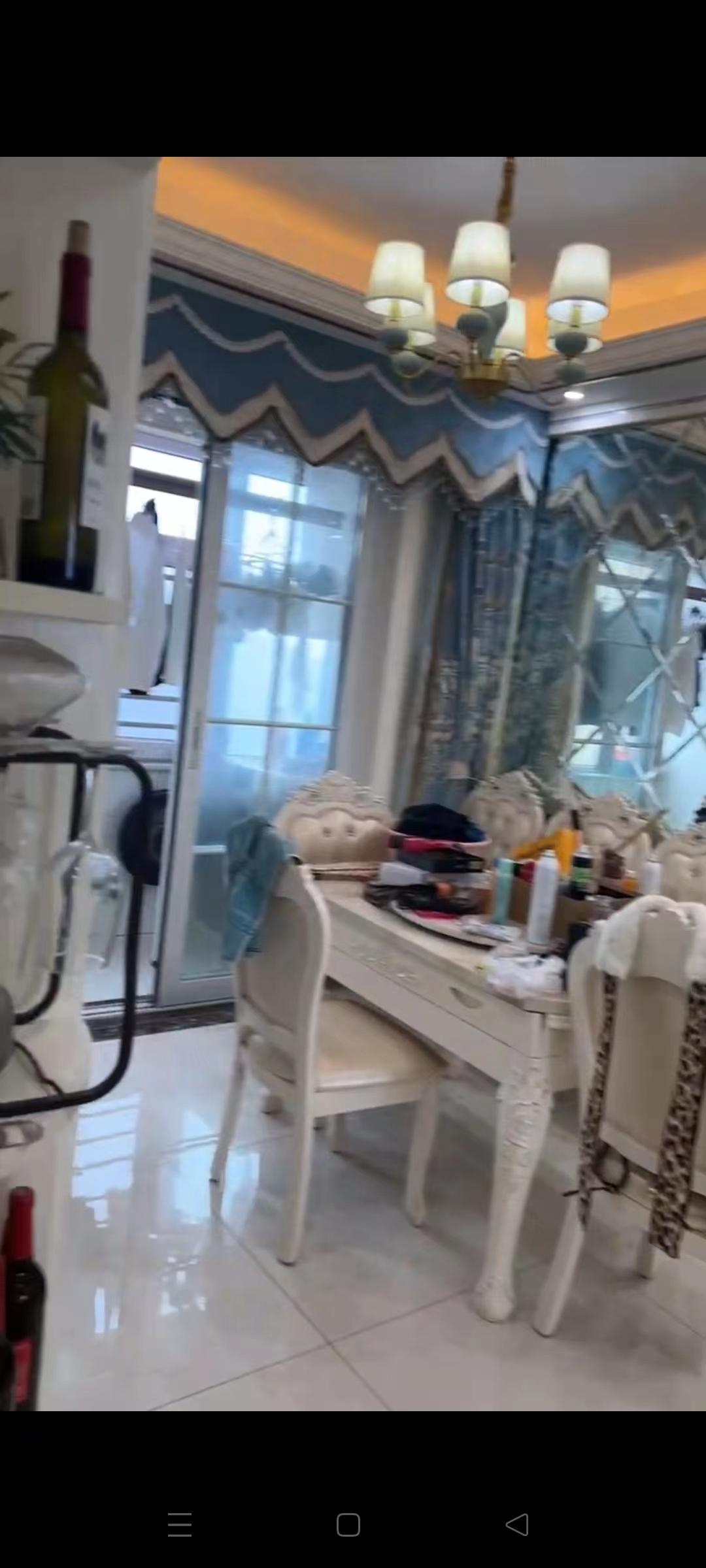 百弘学府城  3室2厅2卫    98.8万客厅