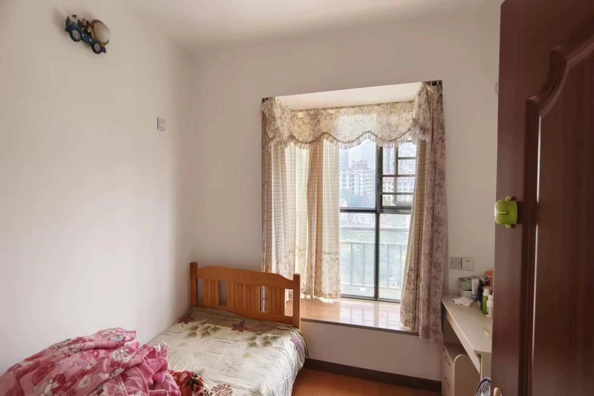 泓泽星城 3室2厅2卫 50.0万 泓泽星城 3室2厅2卫 50.0万客厅