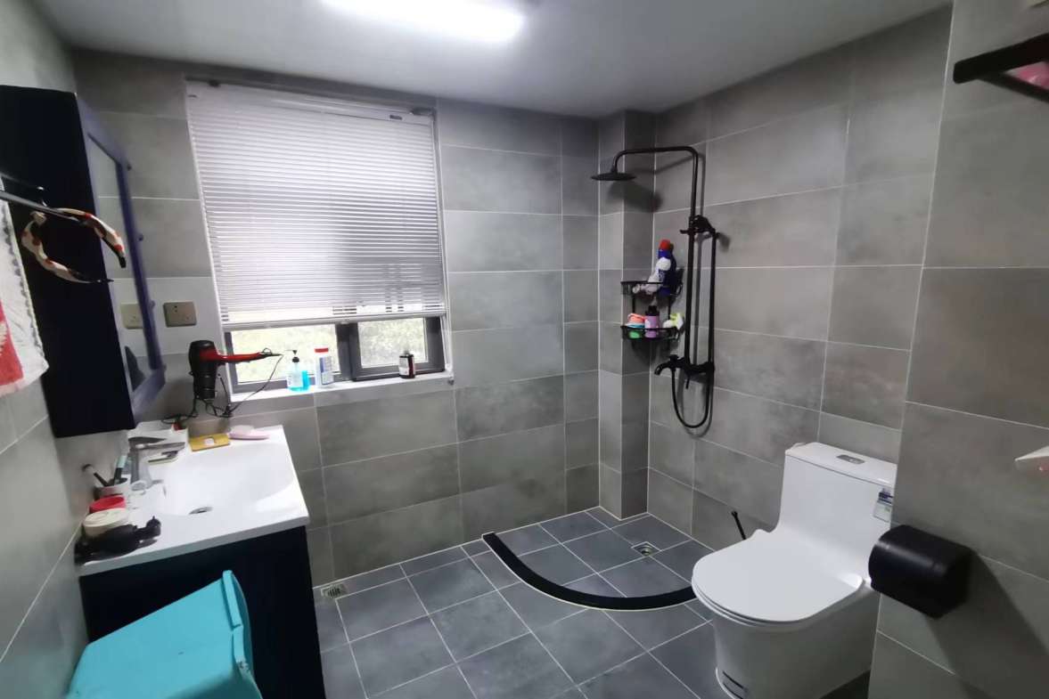 兴质苑住宅小区  4室2厅2卫    116.0万客厅