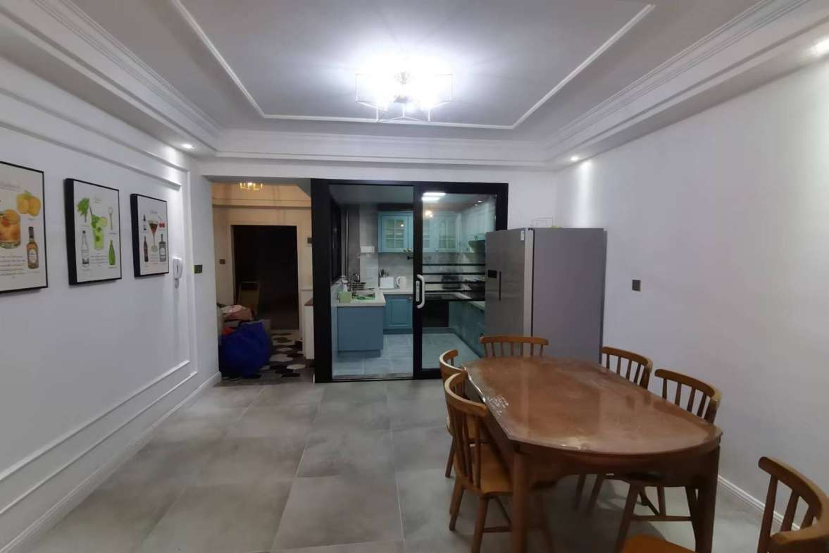 兴质苑住宅小区  4室2厅2卫    116.0万客厅