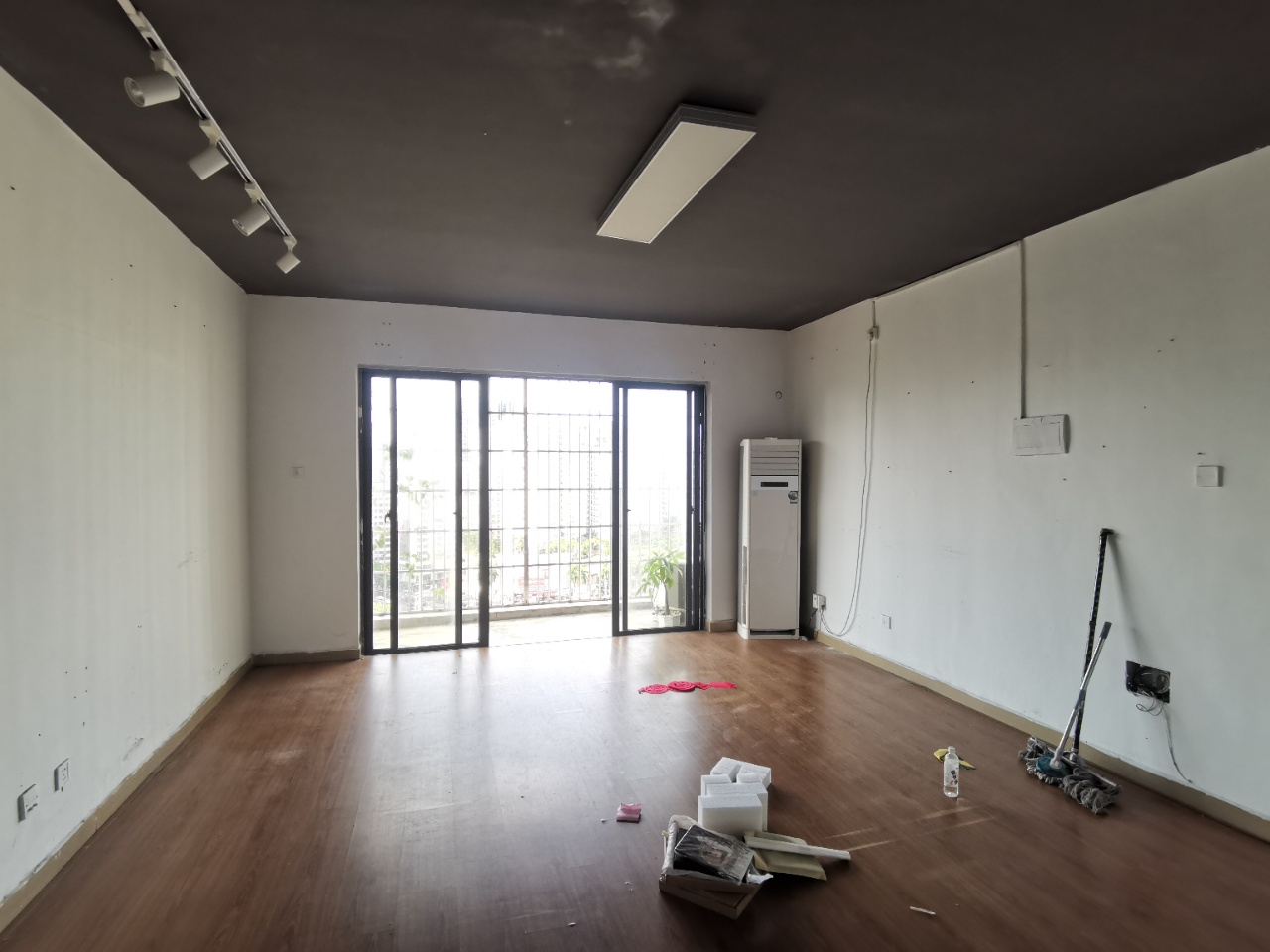 金海广场  4室2厅2卫   230.00万