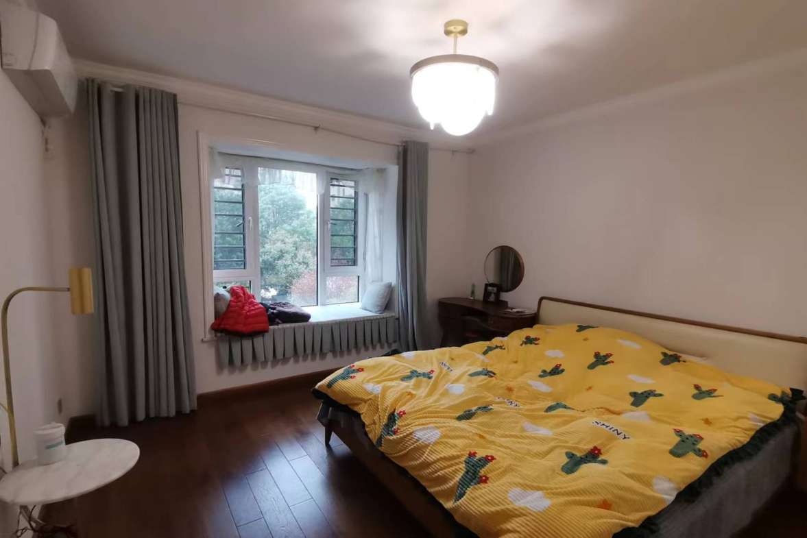 兴质苑住宅小区  4室2厅2卫    116.0万客厅