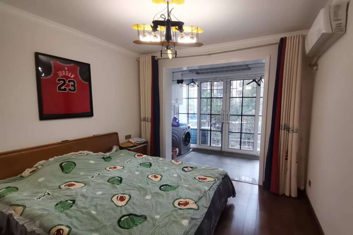 兴质苑住宅小区  4室2厅2卫    116.0万客厅