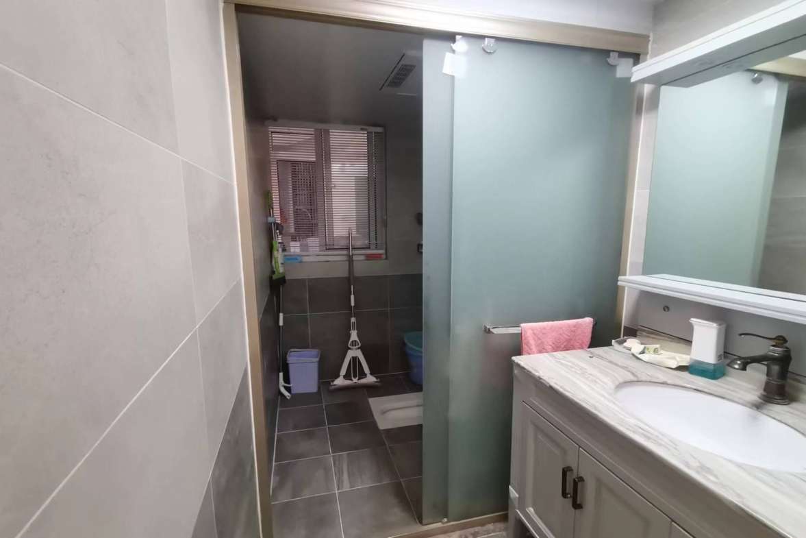 兴质苑住宅小区  4室2厅2卫    116.0万客厅