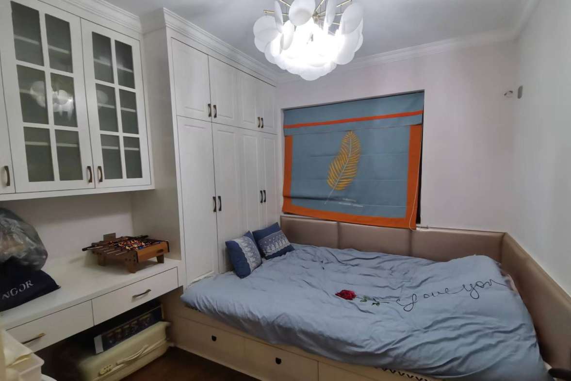 兴质苑住宅小区  4室2厅2卫    116.0万客厅