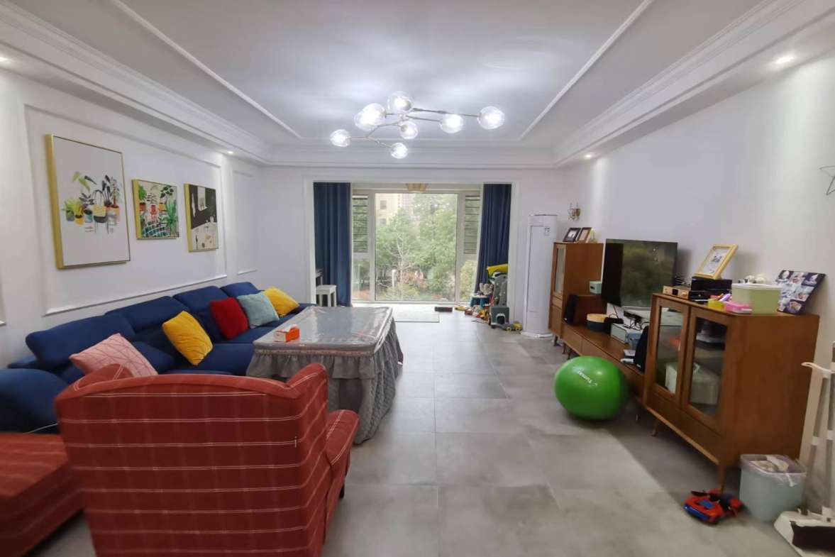 兴质苑住宅小区  4室2厅2卫    116.0万客厅