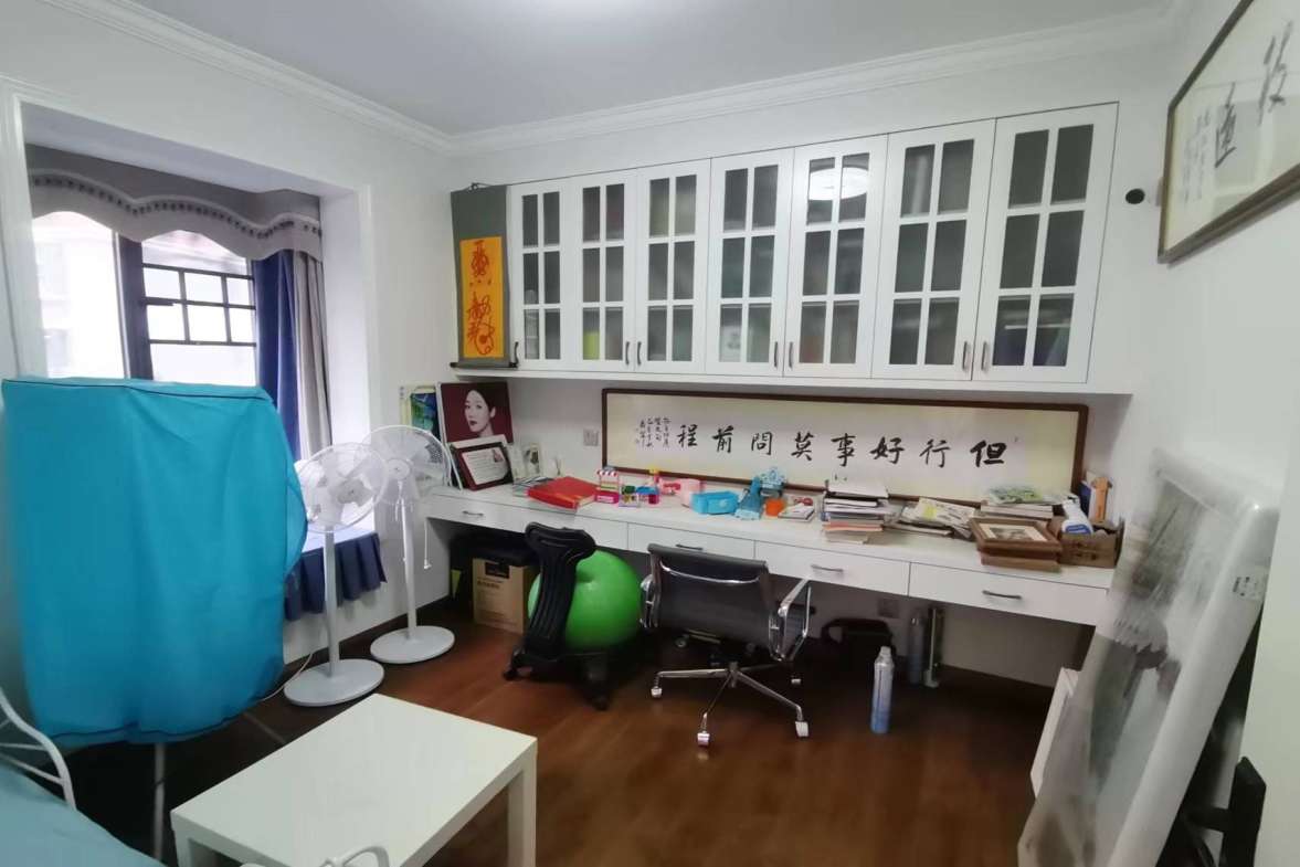 兴质苑住宅小区  4室2厅2卫    116.0万客厅