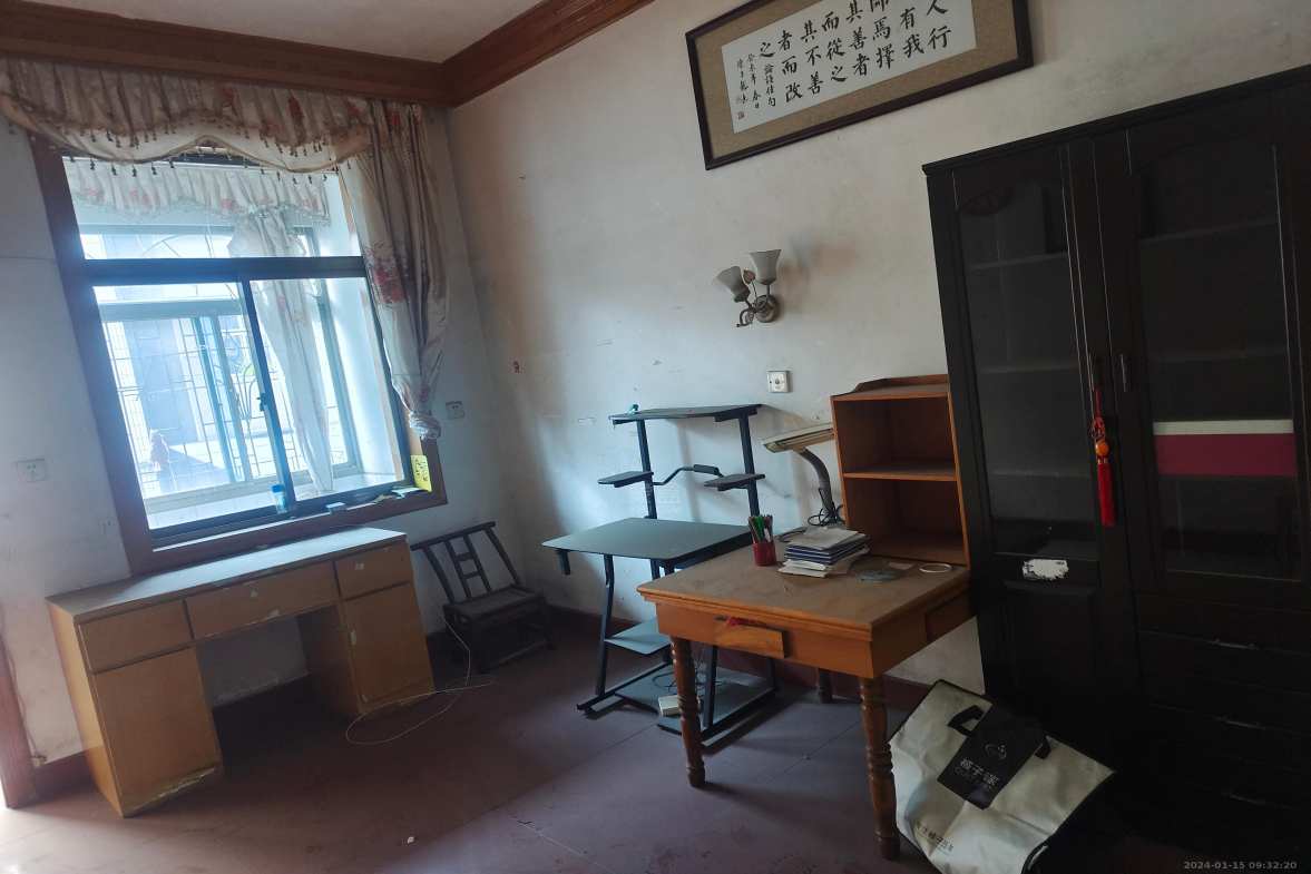 红港路散盘  4室2厅2卫    2000.0元/月室内图