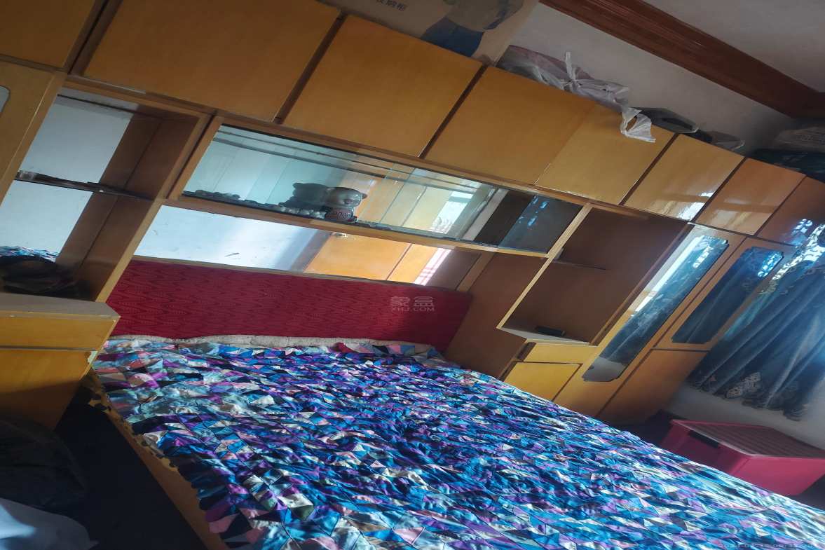 红港路散盘  4室2厅2卫    2000.0元/月室内图