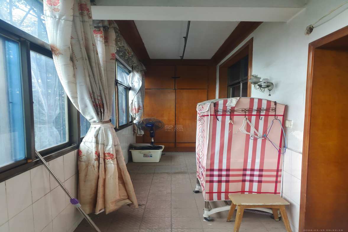 红港路散盘  4室2厅2卫    2000.0元/月室内图1