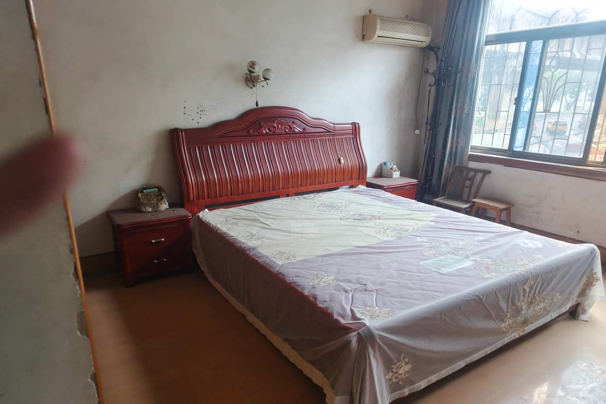 红港路散盘  4室2厅2卫    2000.0元/月室内图