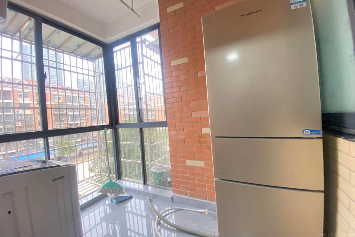 井龙安置小区  3室2厅2卫    1400.0元/月室内图