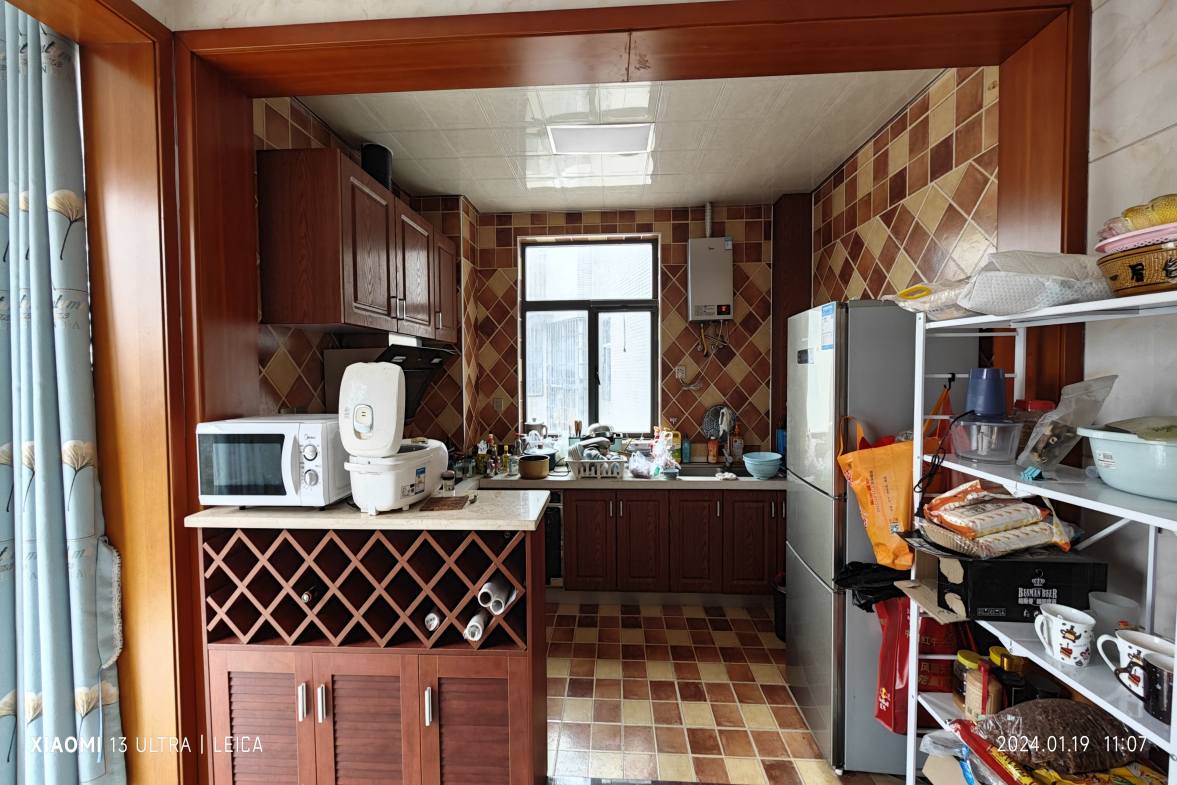兴质苑住宅小区  4室2厅2卫   75.00万客厅