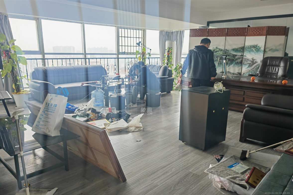 兴威名座  4室1厅2卫    7800.0元/月室内图