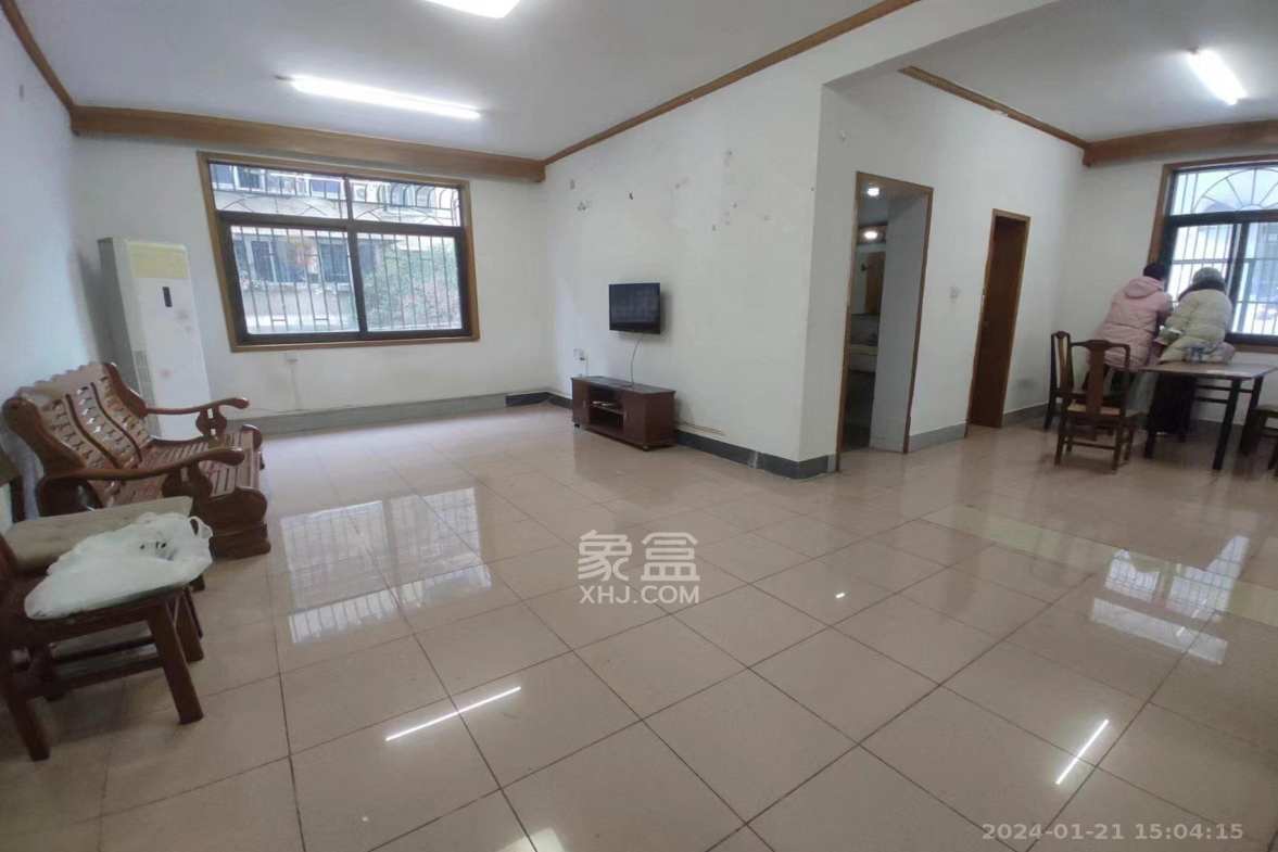 长岭水电八局宿舍  3室2厅1卫    2500.0元/月 长岭水电八局宿舍  3室2厅1卫    2500.0元/月室内图