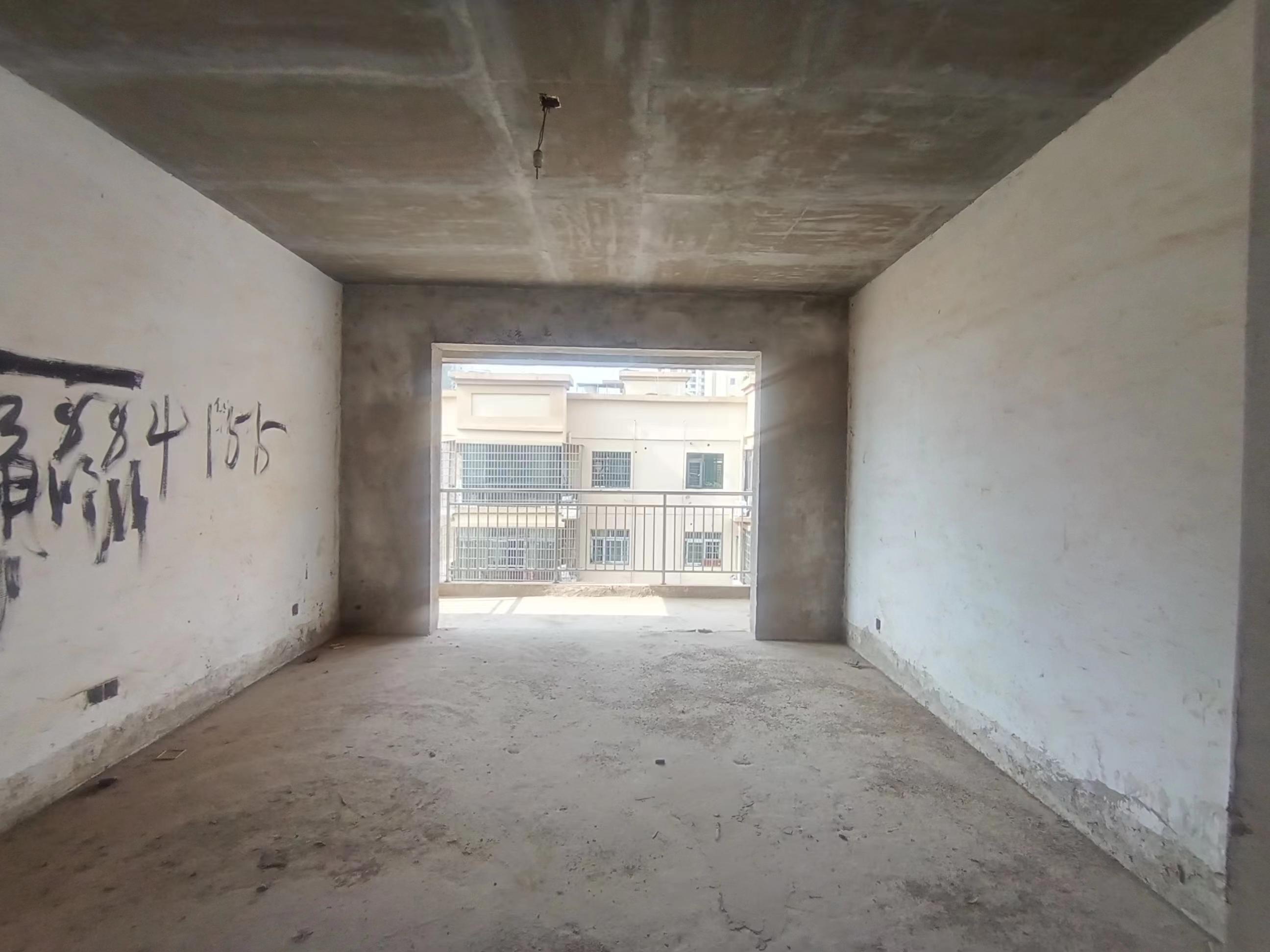 新世界建材城  3室2厅2卫   45.00万