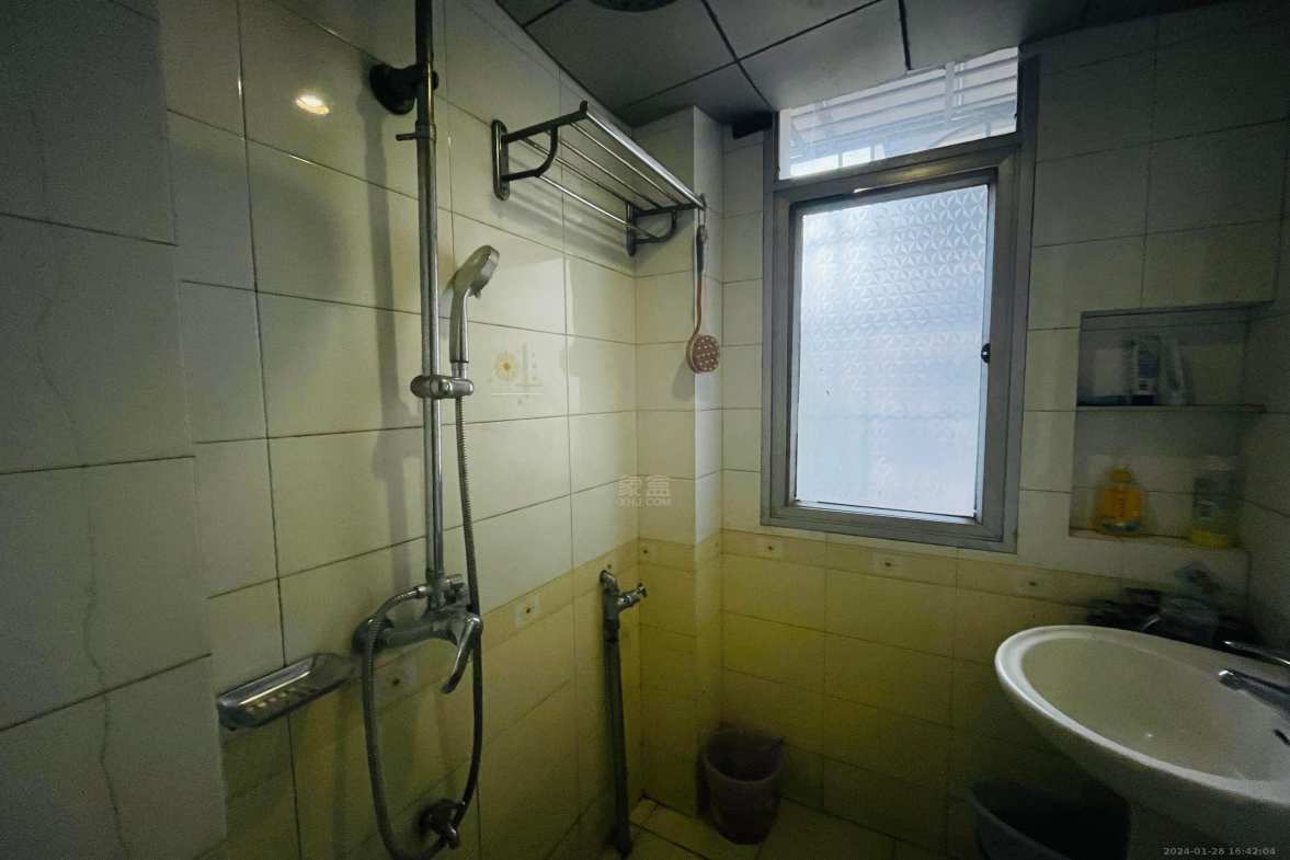 铁路小区 3室2厅2卫 1200.0元/月 铁路小区 3室2厅2卫 1200.0元/月室内图