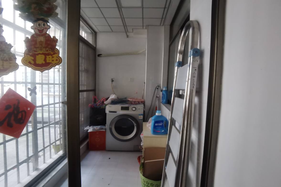 华湘贵府  3室2厅2卫   69.80万客厅