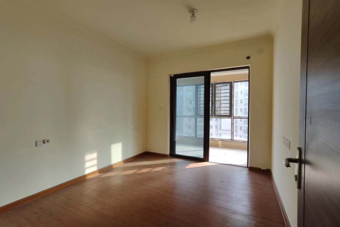 凯越湘中府  4室2厅2卫   82.00万客厅