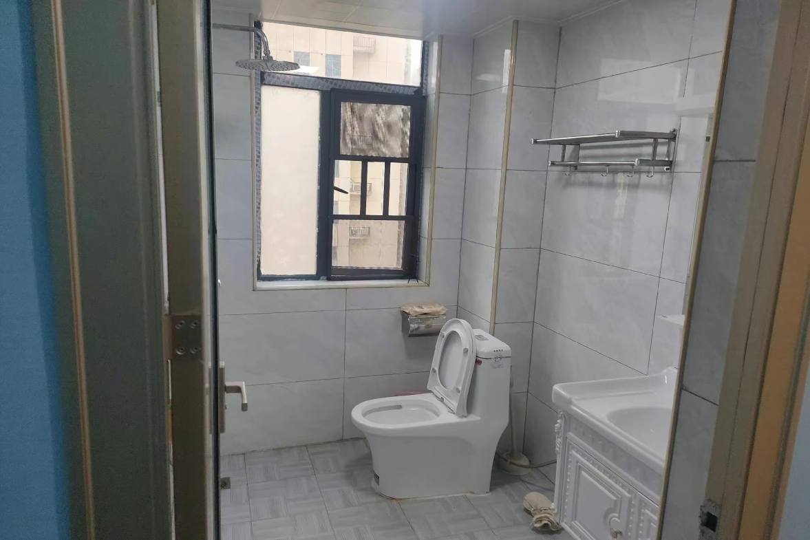 百弘学府城  3室2厅2卫    2000.0元/月室内图