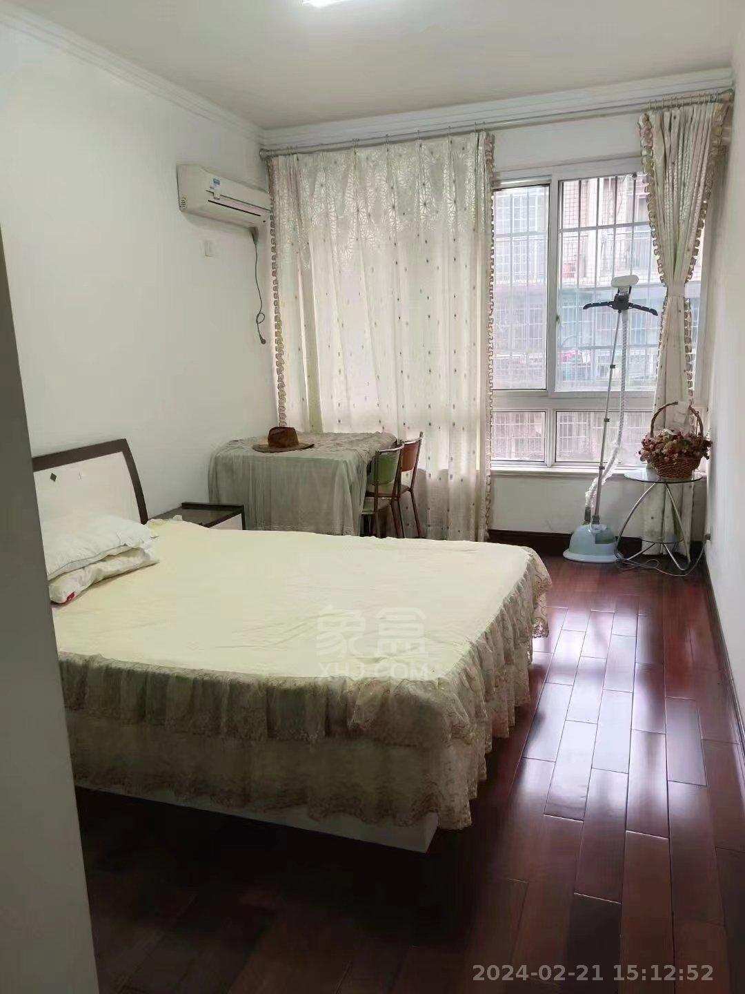 学堂冲一村  4室2厅2卫    1800.0元/月室内图