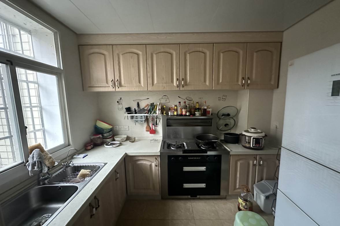 铂金玫瑰园  3室2厅2卫    88.0万客厅