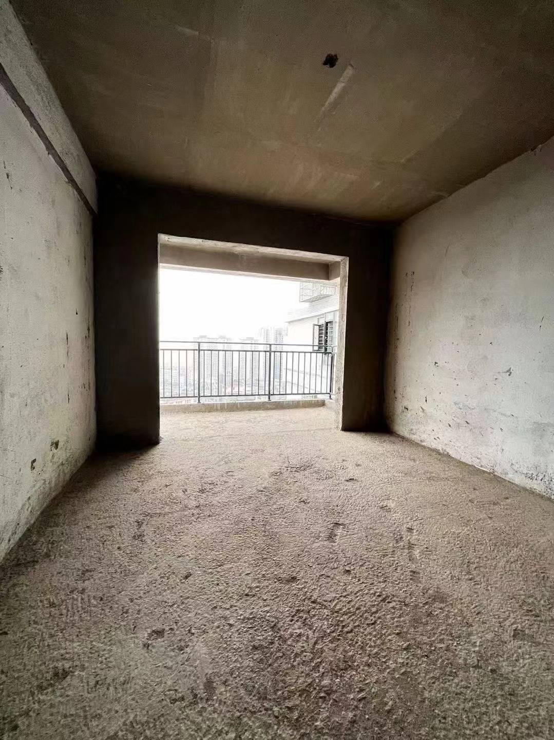 鹏泰天麓  4室2厅2卫    100.0万客厅