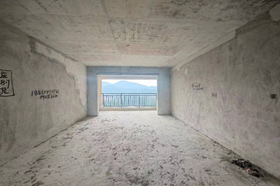 鹏泰天麓  4室2厅2卫    100.0万客厅