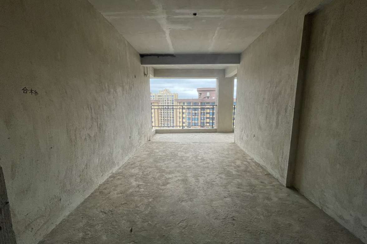 兴质苑住宅小区  4室2厅2卫   76.00万客厅