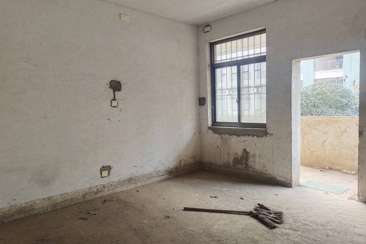 广电中心家属楼 4室2厅2卫 52.0万 广电中心家属楼 4室2厅2卫 52.0万卧室