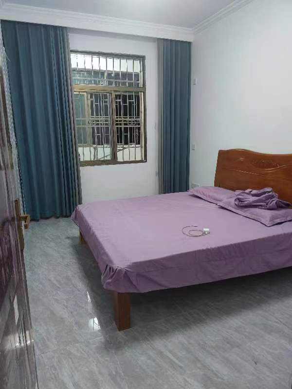 广电中心家属楼 4室2厅2卫 68.0万 广电中心家属楼 4室2厅2卫 68.0万客厅