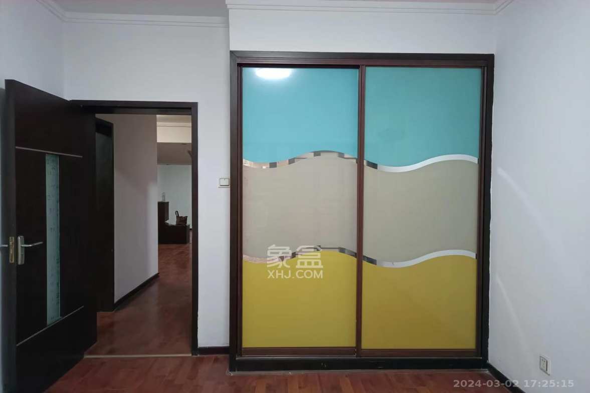 四季阳光花城  3室2厅2卫    3800.0元/月室内图