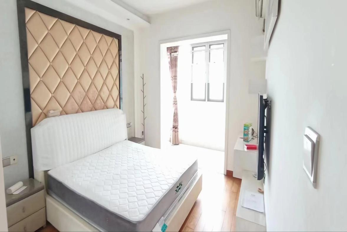 建设鑫苑  4室2厅2卫    81.8万 建设鑫苑  4室2厅2卫    81.8万客厅