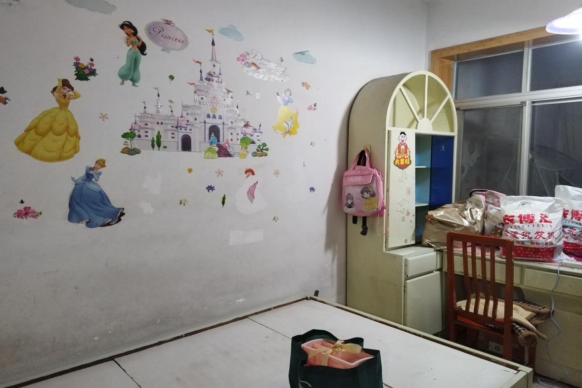 针织厂家属楼(新星南路)  4室1厅1卫    1000.0元/月室内图