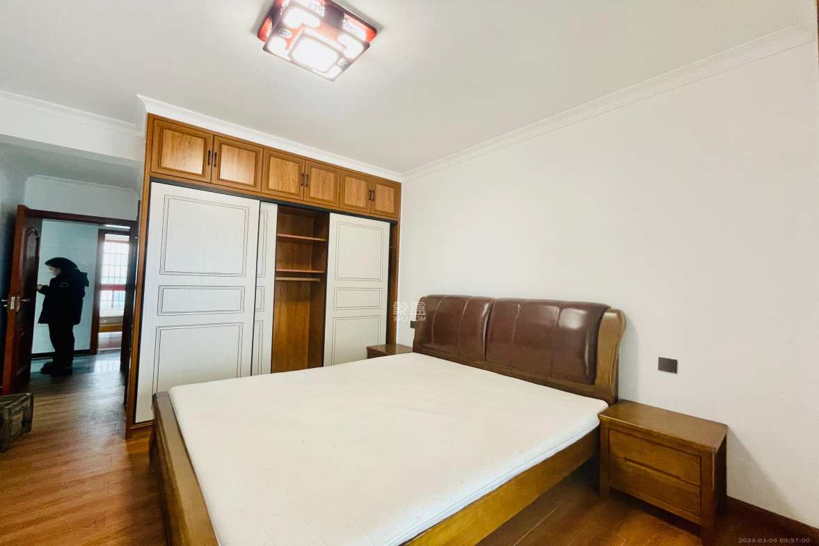 枫林雅苑(雷锋机电市场二期) 4室2厅2卫 2700.0元/月 枫林雅苑(雷锋机电市场二期) 4室2厅2卫 2700.0元/月室内图