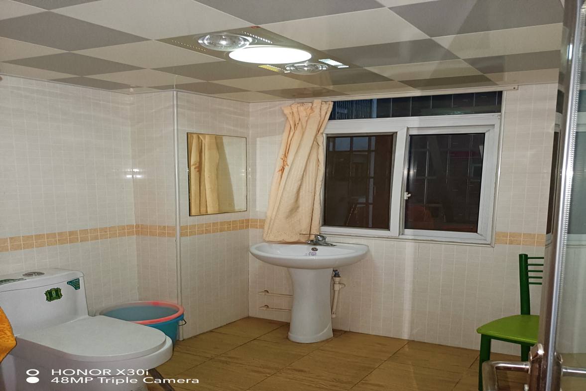 中欧阳光城  3室2厅2卫    70.0万卫生间