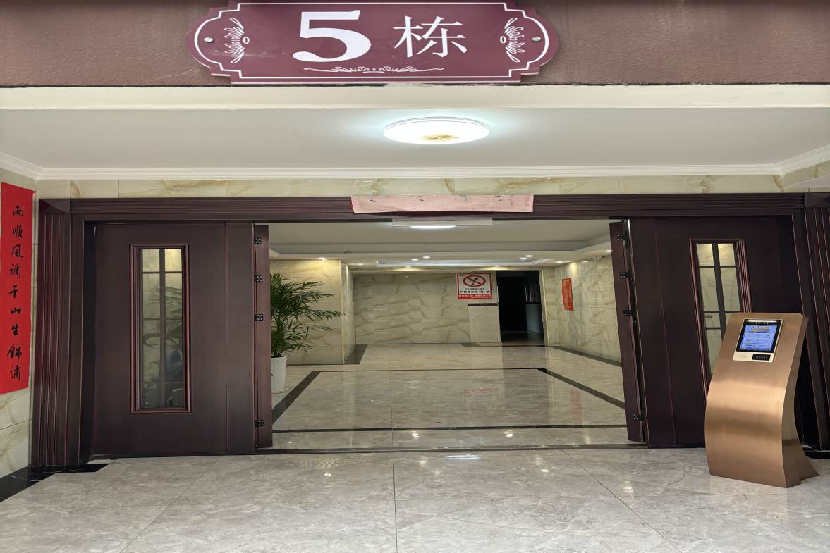 石化大院  3室2厅2卫    78.0万客厅