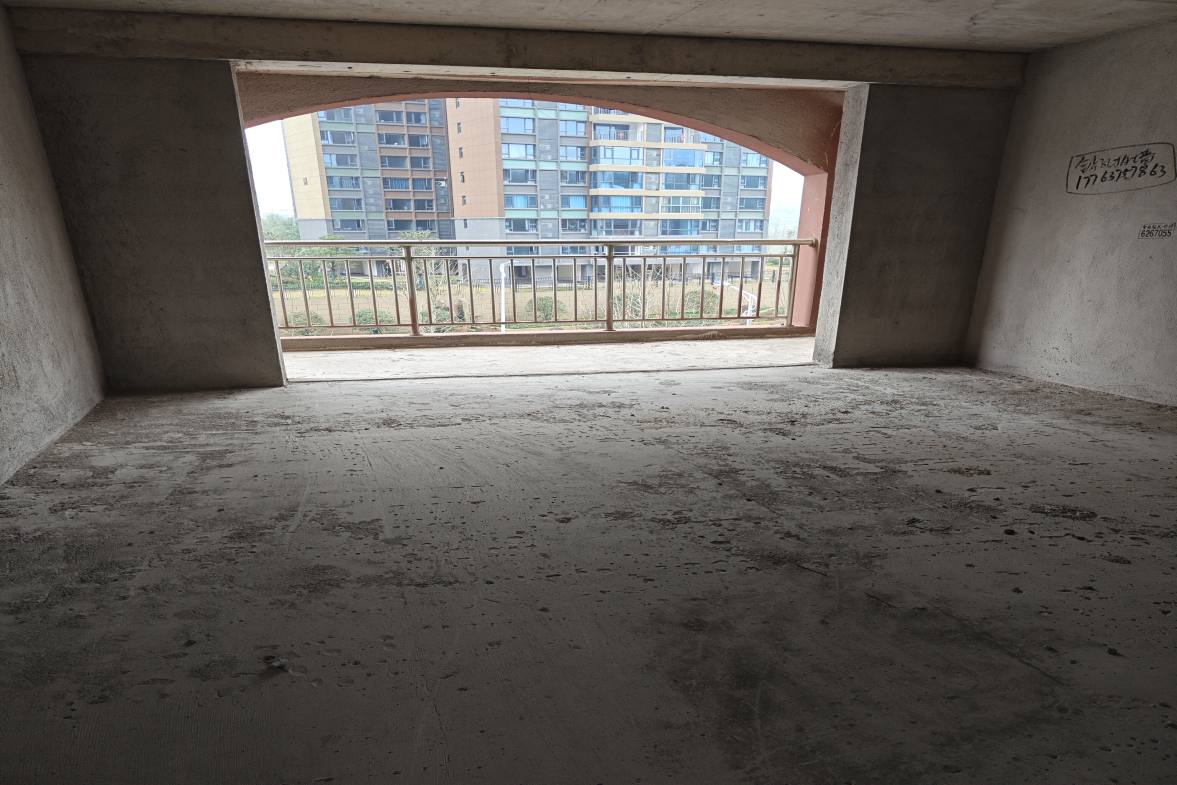 吉星佳苑  4室2厅2卫   75.00万客厅