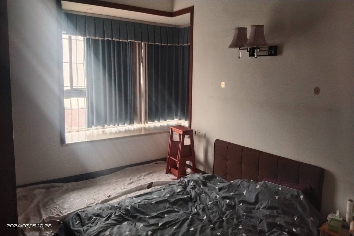 东方豪苑  3室2厅2卫    80.0万客厅