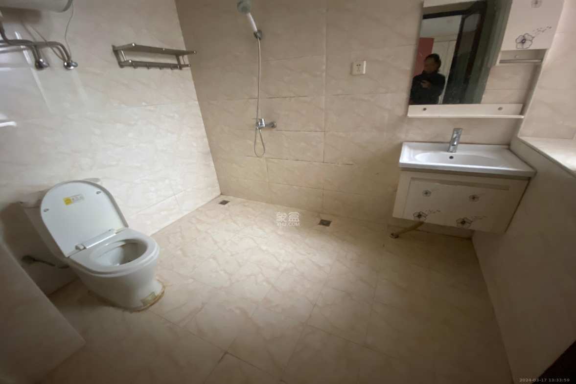 湘林家园(湘林小区电梯房) 4室2厅1卫 3200.0元/月 湘林家园(湘林小区电梯房) 4室2厅1卫 3200.0元/月室内图