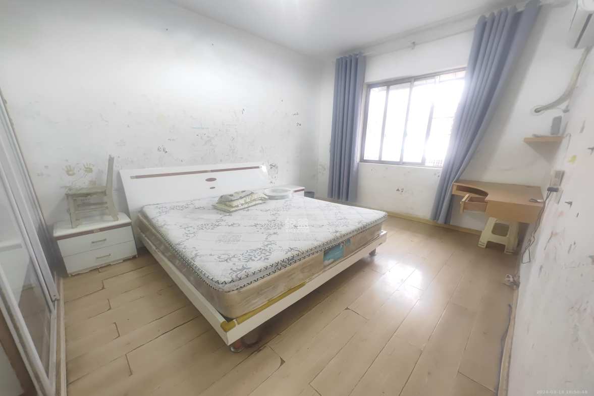 梧桐小区  3室2厅2卫   22.80万客厅