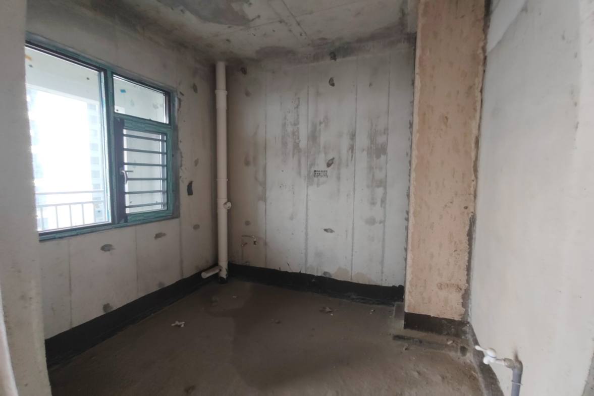 青春里 4室2厅2卫 137.8万 青春里 4室2厅2卫 137.8万客厅