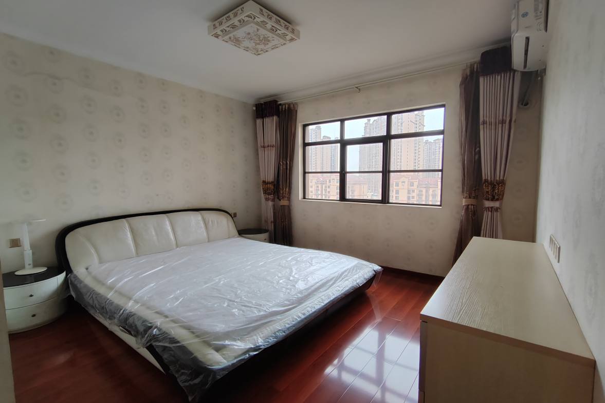 众一桂府  4室2厅2卫    86.8万客厅