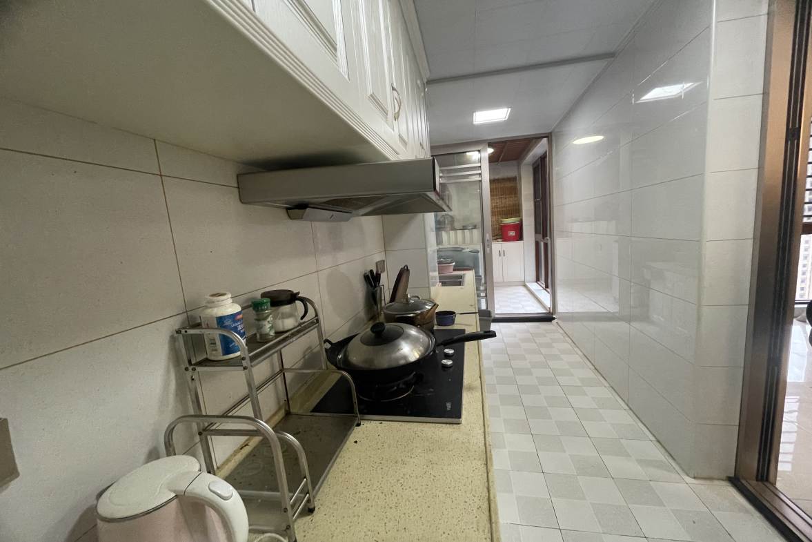 五洲锦城  4室2厅2卫    96.8万客厅