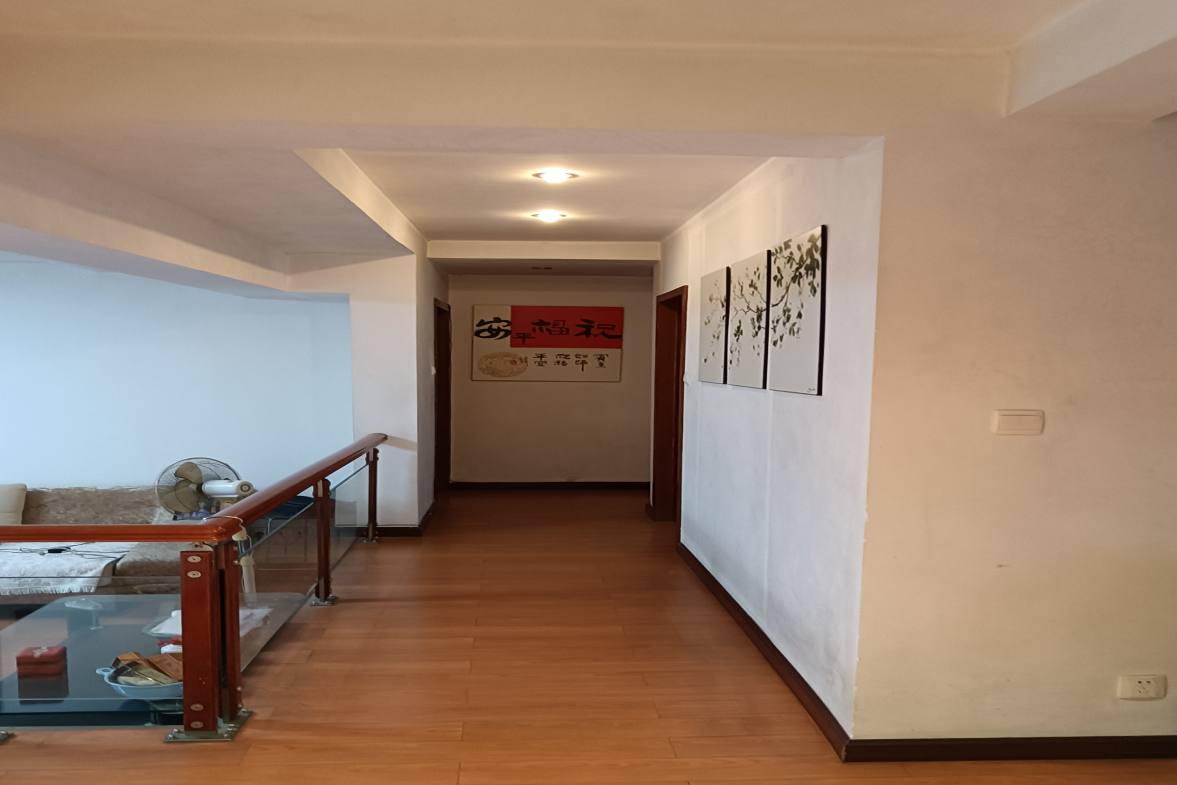 东方豪苑 4室2厅2卫 88.0万 东方豪苑 4室2厅2卫 88.0万客厅