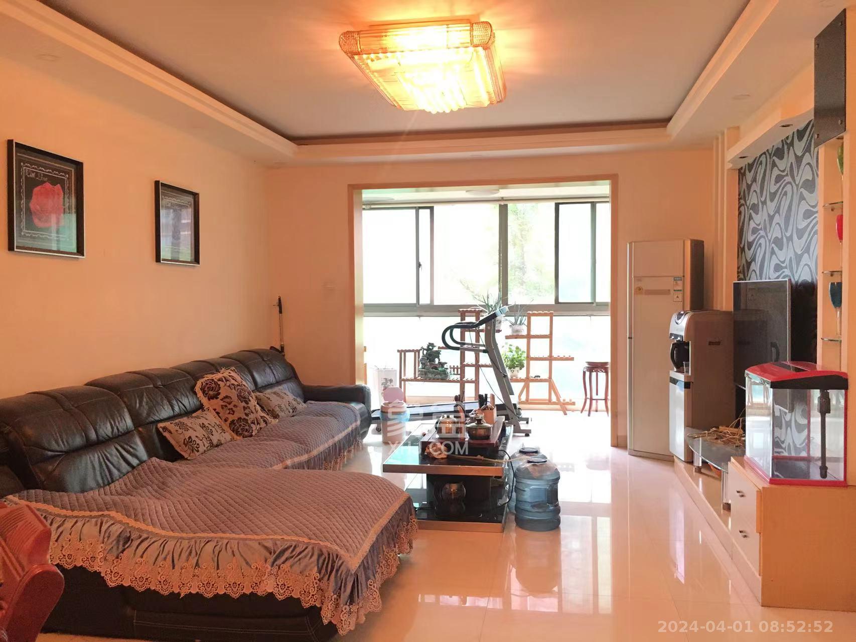 新城新世界一二三期 3室2厅2卫 2800.0元/月